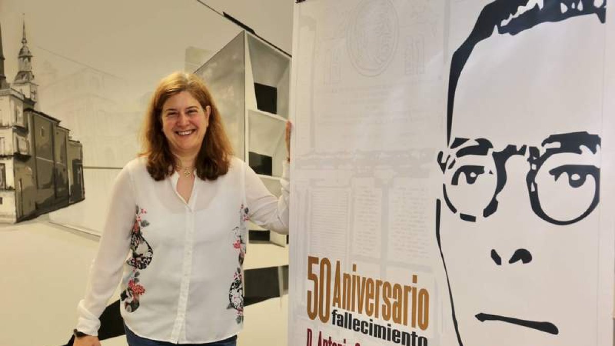 La concejala de Cultura con el cartel del homenaje. DL