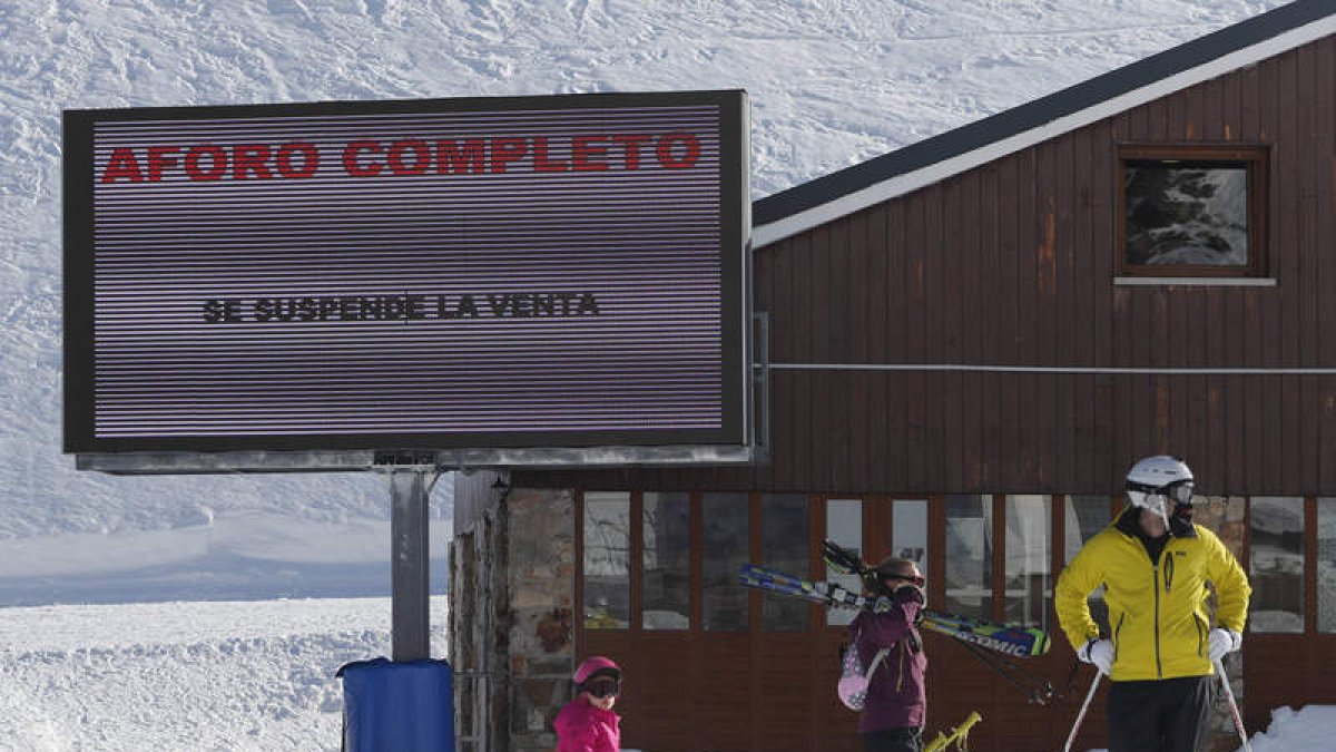 Pantalla instalada en la estación de San Isidro para informar sobre el aforo. JESÚS F. SALVADORES