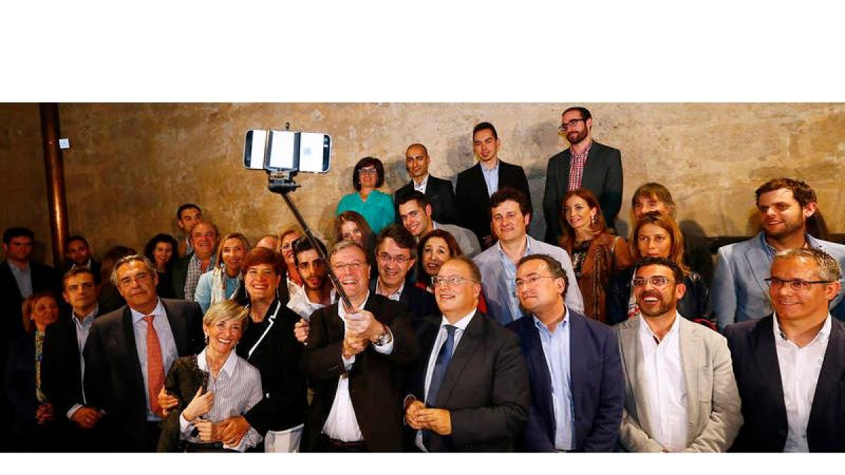 Antonio Silván y los miembros de sus candidaturas se hicieron un selfi al término de la presentación