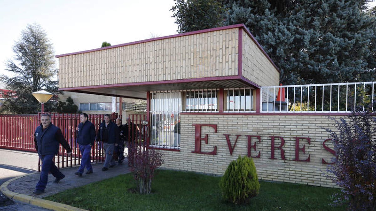 Los trabajadores de Everest esperan una solución para la actividad de la empresa
