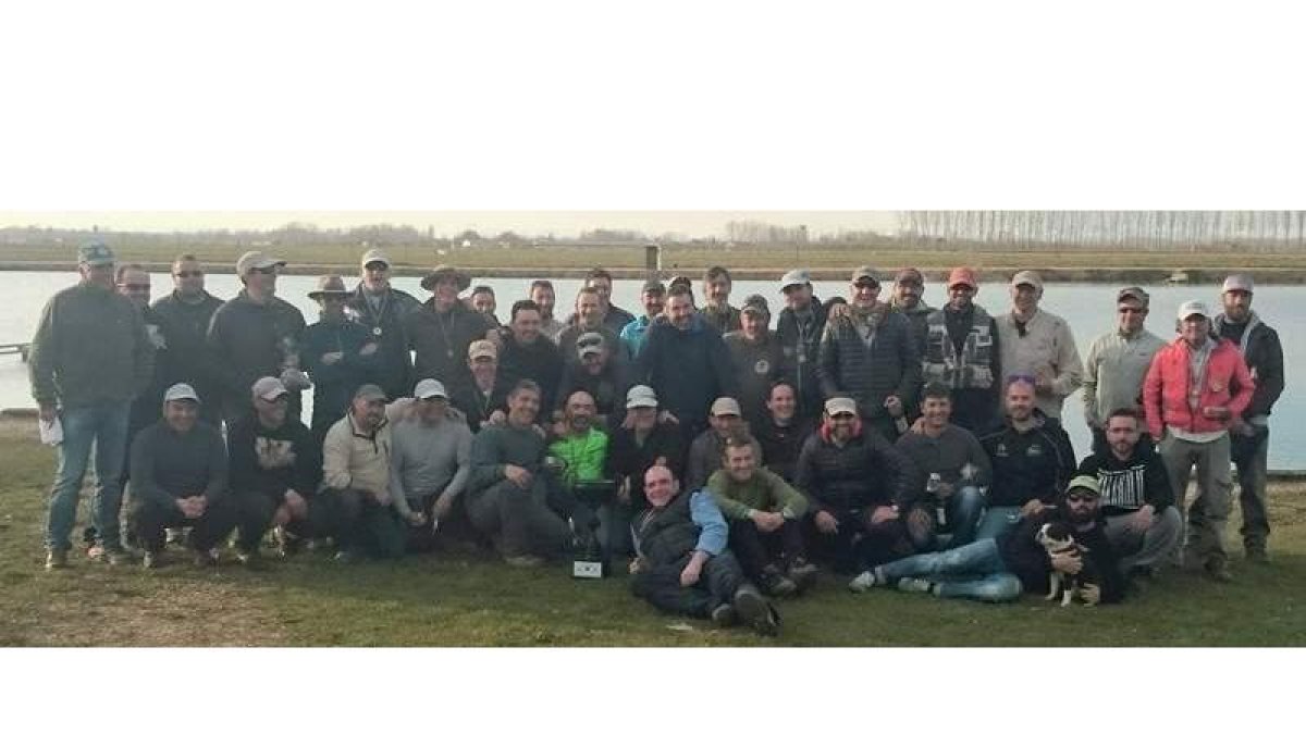 Foto de familia de los pescadores leoneses y gallegos que participaron en ‘La Negrona’ en el lago de Monte Jabares. P.V.