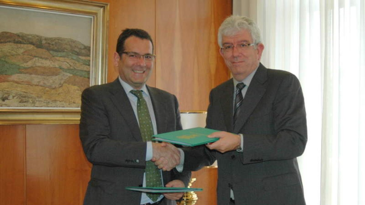 Enrique López y José Ángel Hermida tras firmar el convenio.