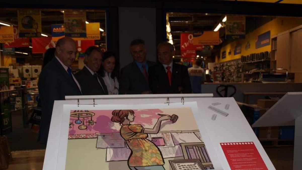 Las autoridades observan la exposición en Espacio León.