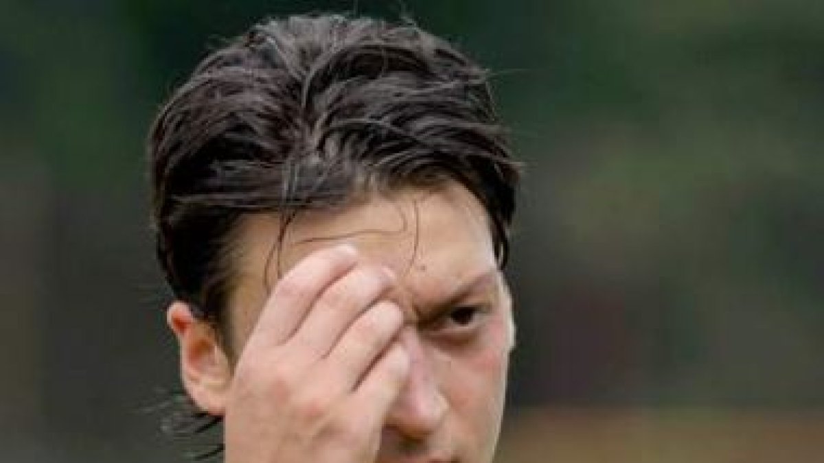 Mesut Özil espera que se resuelva su futuro y vestir de blanco esta temporada.