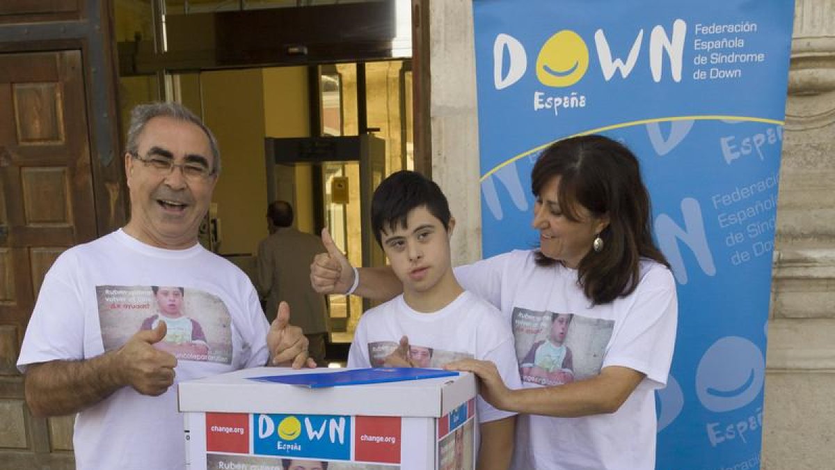 Alejandro Calleja y Lucía Loma, con su hijo Rubén, frente a las Cortes de Castilla y León en 2014 con las firmas de apoyo. PABLO REQUEJO