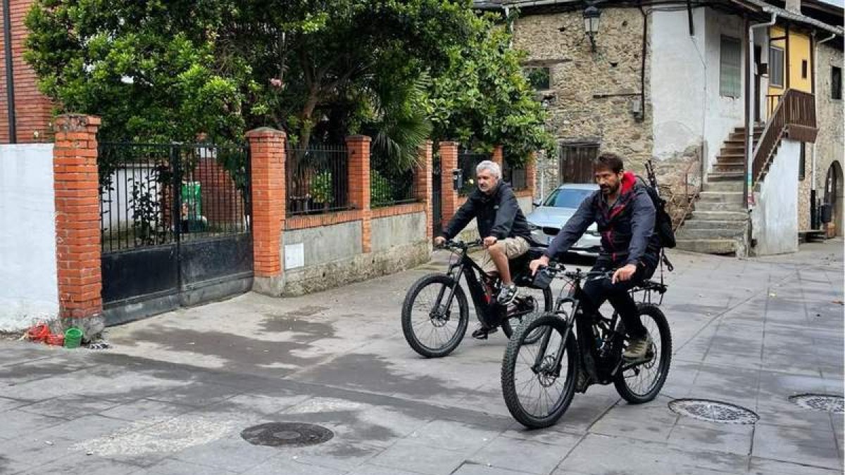 Escena del rodaje de ‘El Camino Interior’ en las calles de Molinaseca. DL