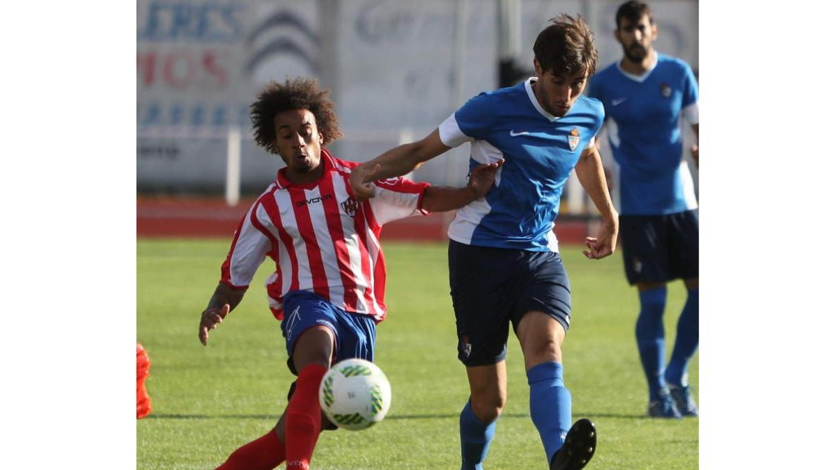 Jon García, en pugna con Jesús, debutó con la camiseta de la Deportiva. L. DE LA MATA
