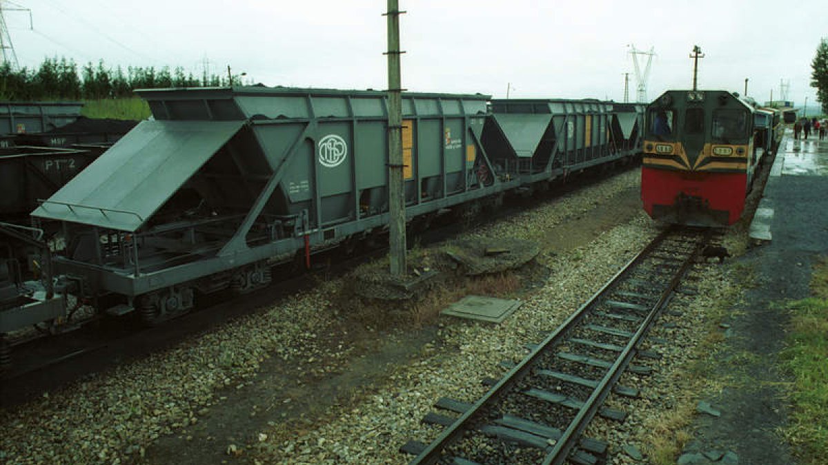 Imagen histórica de la línea del ferrocarril a su paso por la estación de Cubillos del Sil. L. DE LA MATA