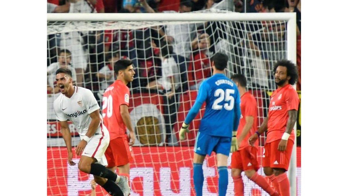 André Silva celebra su segundo gol al Real Madrid ante la desesperación de los jugadores blancos. CARO