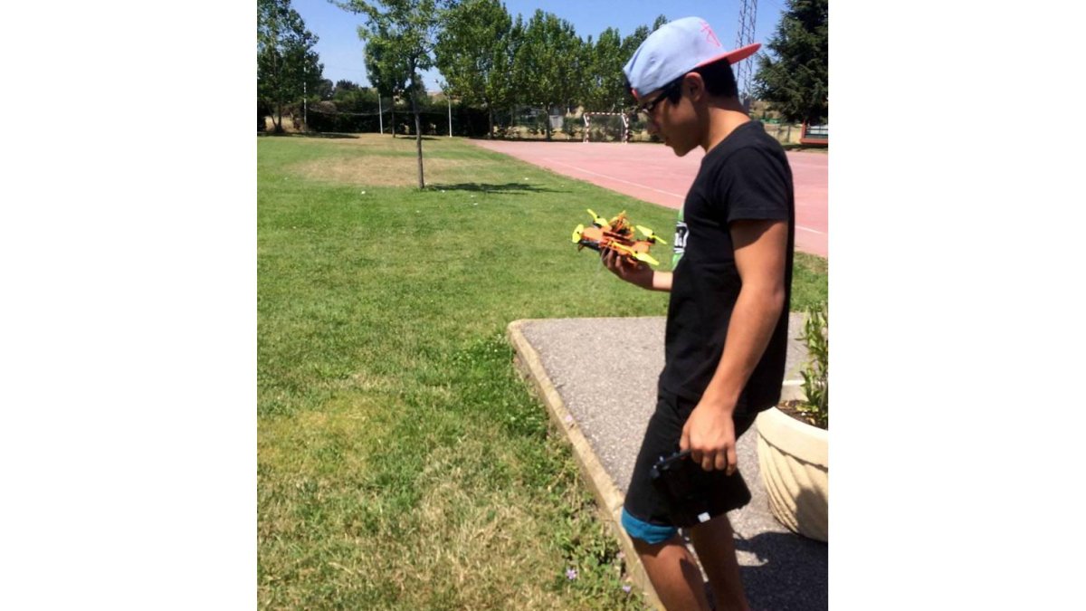 Adrián San Millán con el dron que él mismo ha diseñado, construido y fabricado.