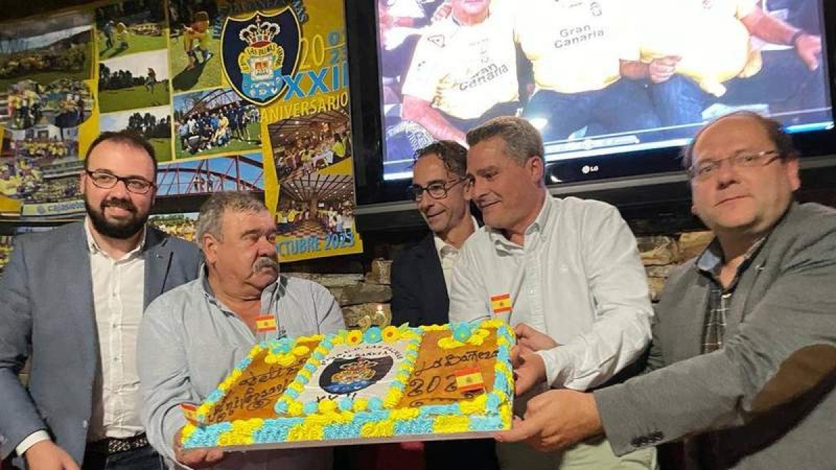 Hermógenes Celada junto al alcalde de La Bañeza, Javier Carrera, y representantes de la UD Las Palmas. LETIZIA