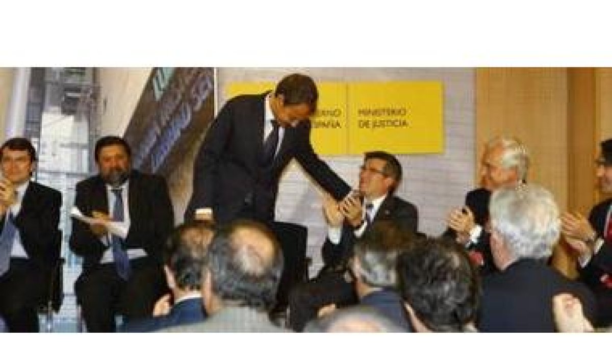 Zapatero saluda a Fernández en la inauguración de la ampliación de los Juzgados.