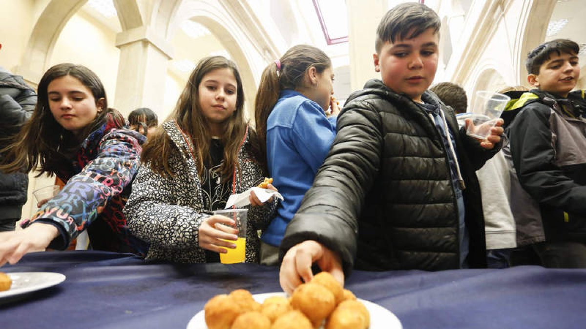 Tras conocer el producto, los niños degustaron las croquetas elaboradas con botillo. CARLOS S. CAMPILLO