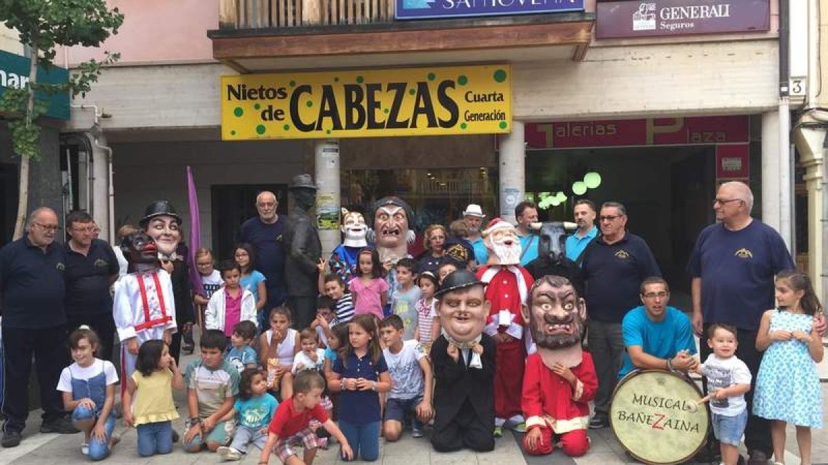 Los participantes en la ruta de Monte Urba, junto a la estatua de Conrado Blanco