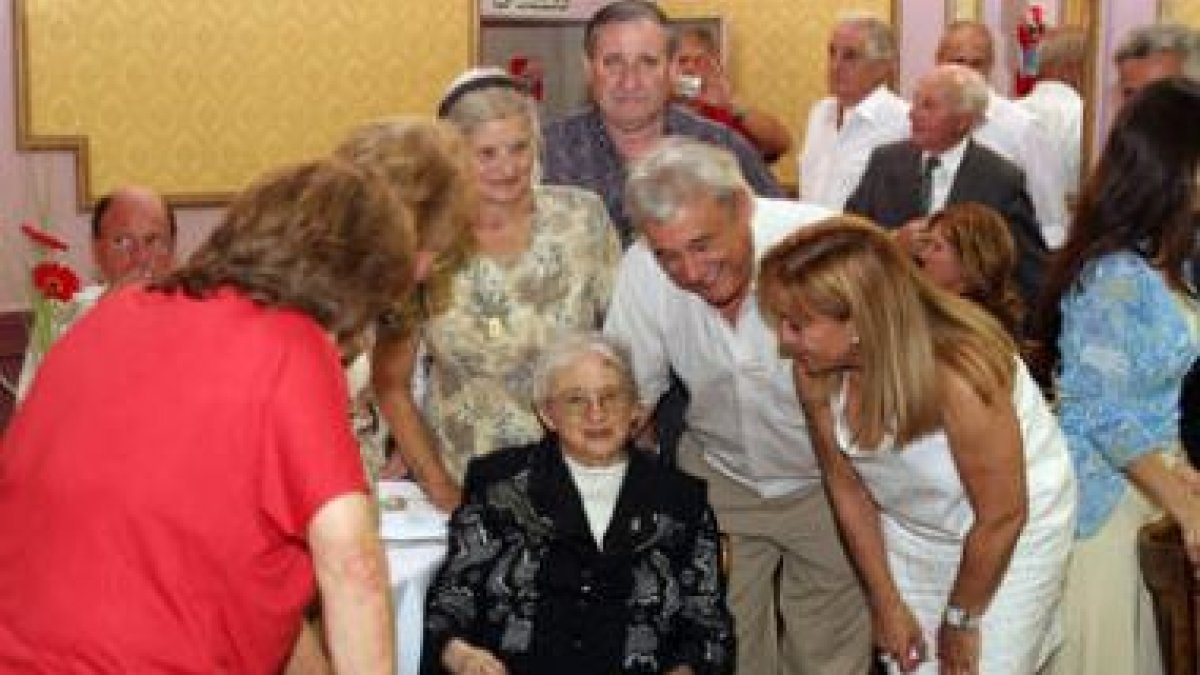 Carrasco con ancianos leoneses en la ciudad argentina de Rosario.