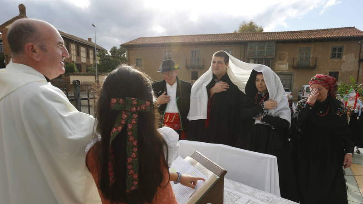 La representación de la boda, tal y como se celebraba antaño, corrió a cargo del grupo La Barbacana.