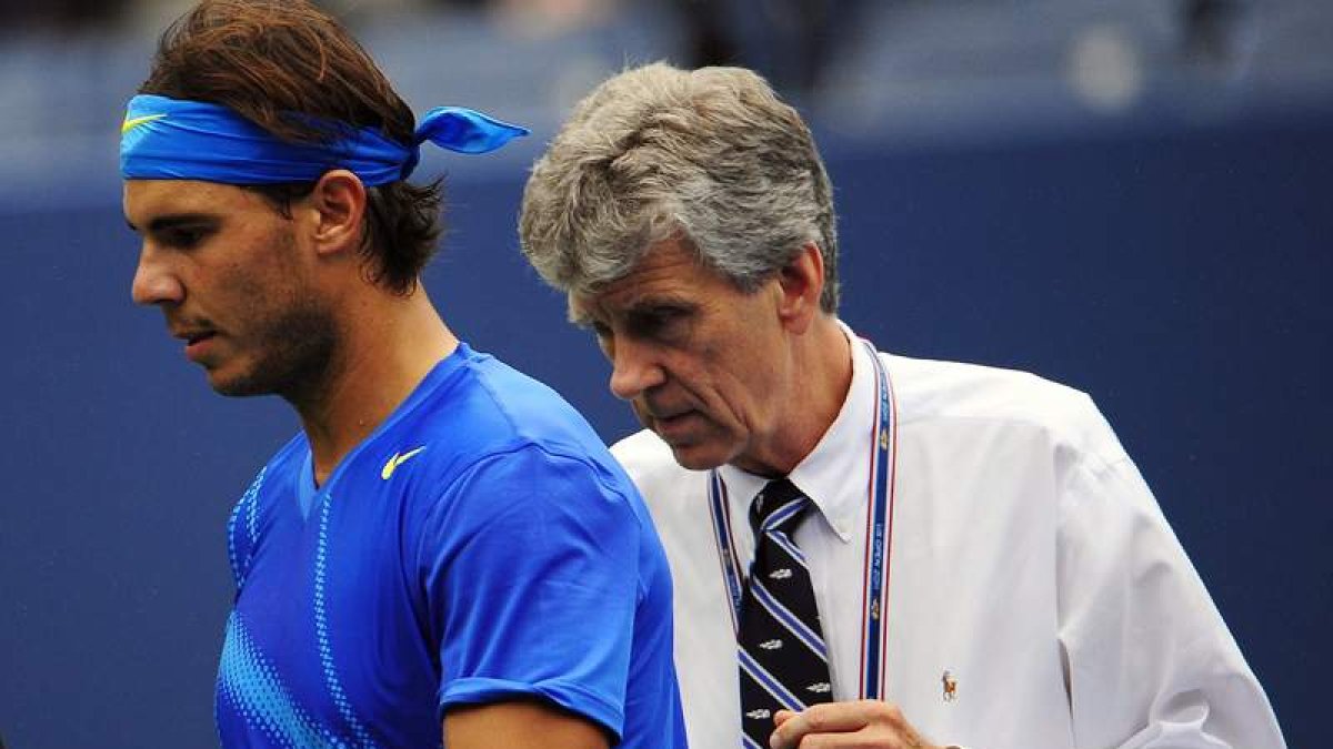 Nadal conversa con el árbitro después de detener el partido.