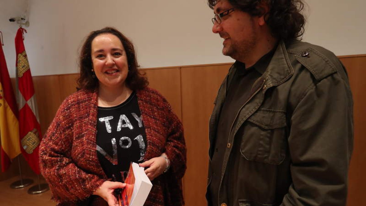 Marta Muñiz Rueda eligió el Museo de la Radio para presentar su novela junto a Cuenya. L. DE LA MATA