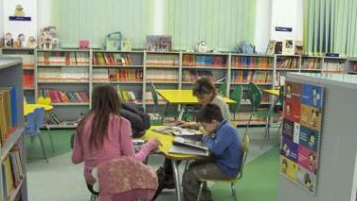 Niños leyendo en la Casa de Cultura de Pinilla