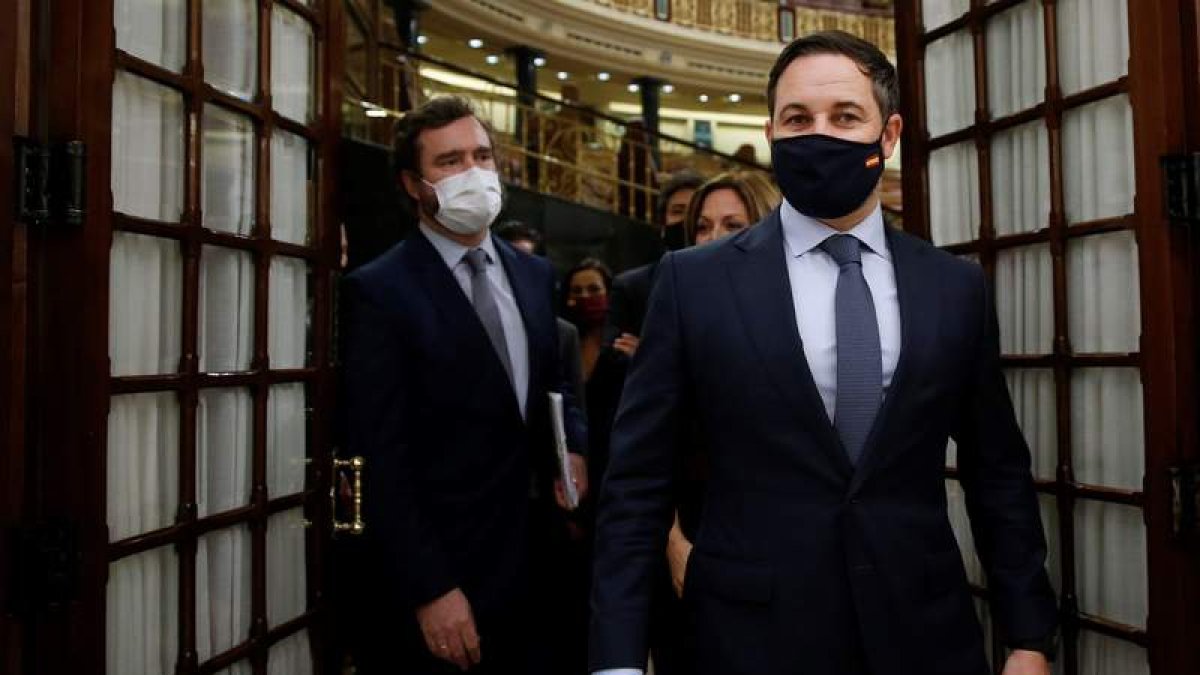 Santiago Abascal e Iván Espinosa de la Monteros salen del Congreso de los Diputados. MARISCAL