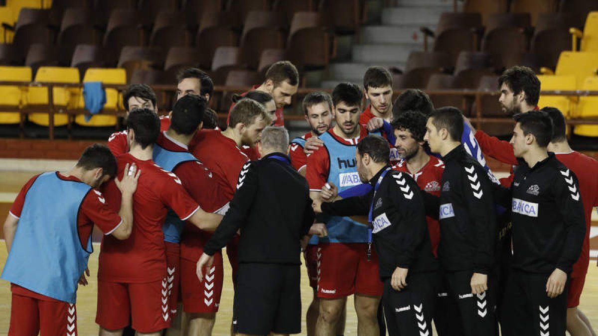 El Abanca Ademar tiene el reto esta semana de defender su segunda plaza en la liga. JESÚS