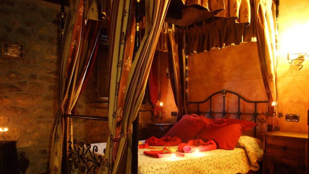 Uno de los dormitorios del Valleval,el exteriorde la casona,el salón de la chimenea y el comedor.