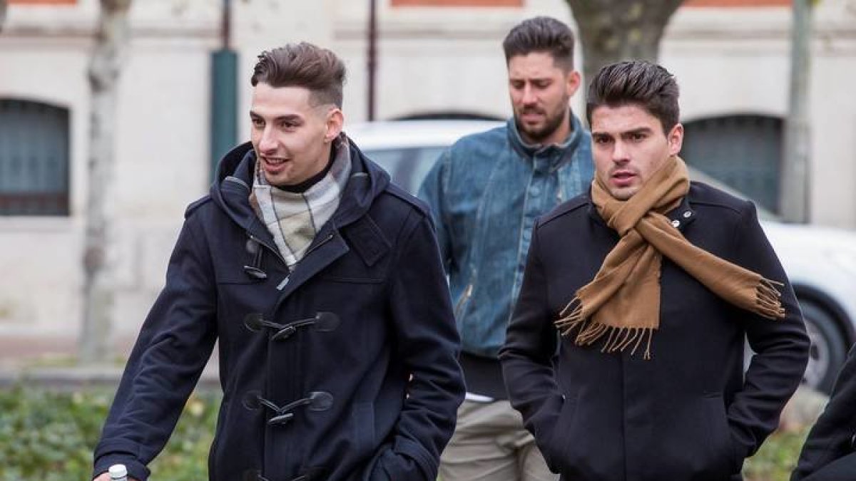 Victor Rodríguez (c), Carlos Cuadrado (i) y Raúl Calvo (d), exjugadores de la Arandina Club de Fútbol acusados de agresión sexual a una menor acuden a la Audiencia Provincial de Burgos para conocer la sentencia sobre este caso. EFE/Santi Otero