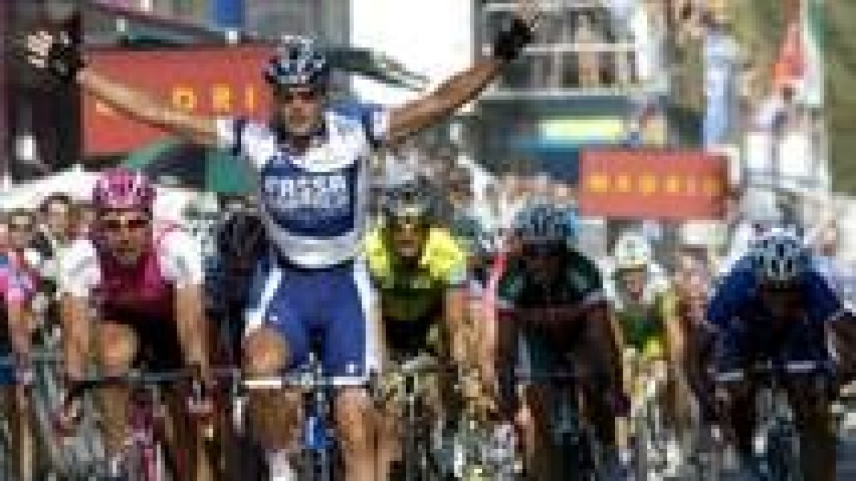 Petacchi alza los brazos ganador tras superar en el sprint a Zabel en la línea de meta de Málaga