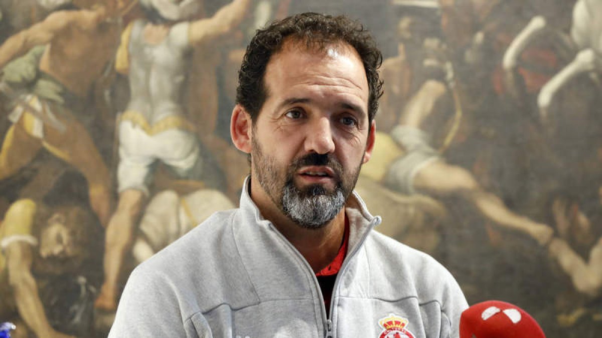 Ramón González en la rueda de prensa en San Marcos. MARCIANO PÉREZ