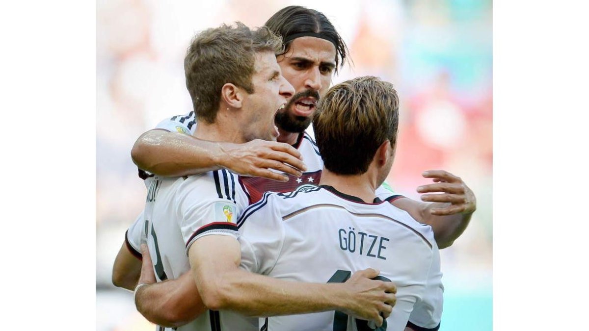 Müller celebra con Gotze y Khedira la victoria de Alemania frente a Portugal.