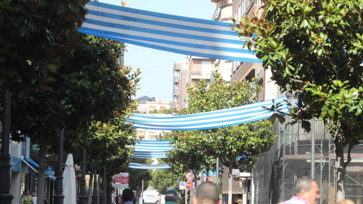 Así luce la avenida de España que, como toda la ciudad, está inundada de banderas deportivistas y de El Bierzo. ANA F. BARREDO
