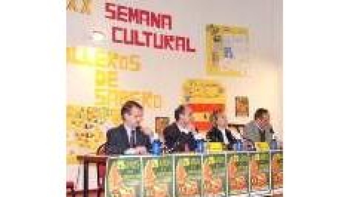 Los tertulianos durante la charla en Olleros