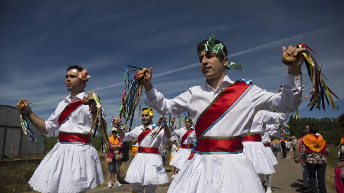 Color, tradición y devoción se dan cita en la romería. FERNANDO OTERO