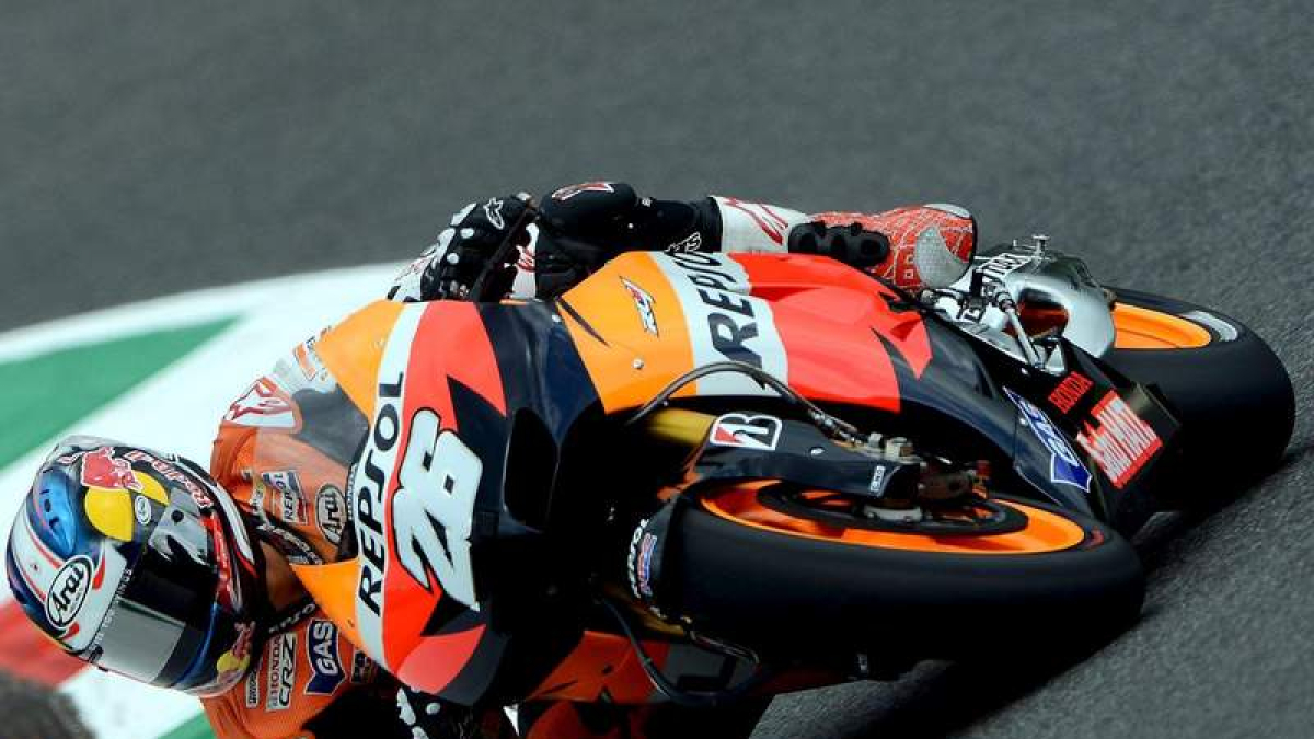 Pedrosa toma una curva durante los entrenamientos libres para el Gran Premio de Italia .