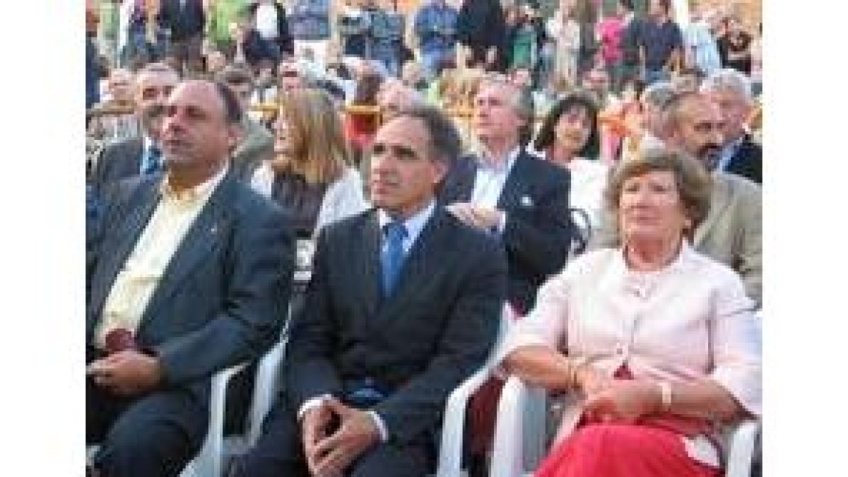 José Rafael Álvarez, Juan José Alonso Perandones y Maruja Botas, en la primera fila
