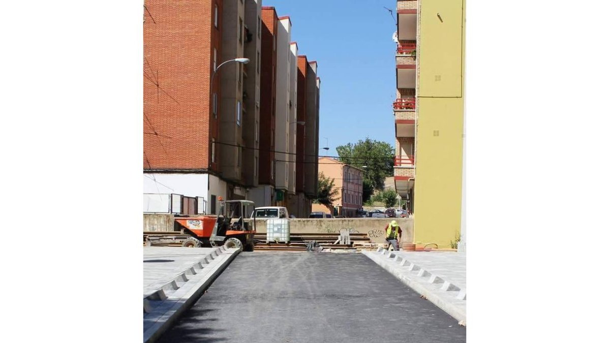 La nueva calle ya tiene terminada la conexión con San Mamés y el cruce por el parque, a falta de cruzar la vía.