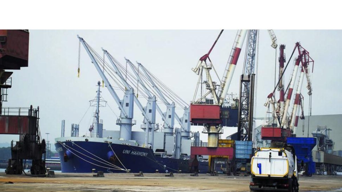 Imagen del puerto de Santander, uno de los más activos en transporte logístico del norte del país. Pedro puente/EFE