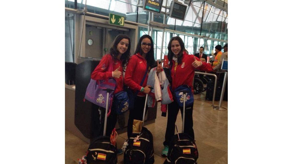 Sara, Andrea y Carolina ayer, antes de iniciar el viaje a Las Vegas.