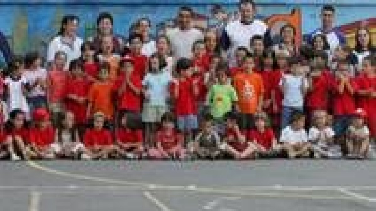 Los monitores y niños integrantes de la iniciativa dibujada por el Ampa del colegio San Claudio