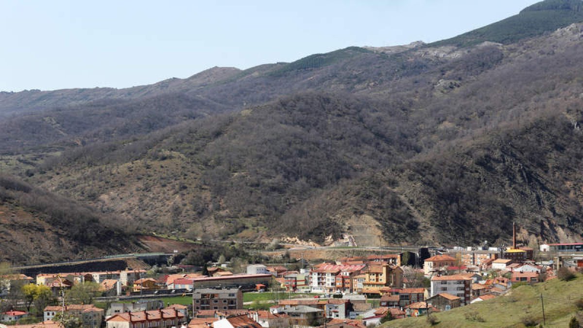 Ligada a la mina durante largas décadas, Cistierna alcanzó su pleno auge con la construcción de la línea La Robla-Valmaseda que tendrá en la localidad una de sus estaciones más importantes. Hoy en día se ha convertido en un moderno municipio rural rodeado