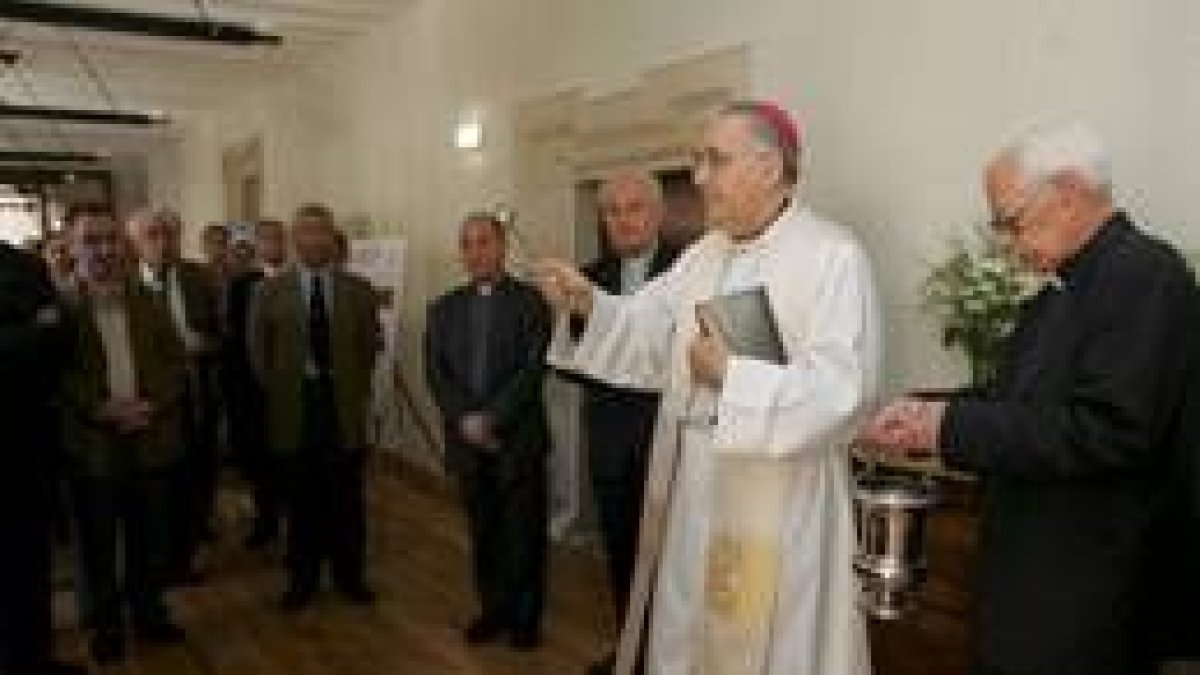 El obispo de León, Julián López, bendice la hospedería de San Isidoro