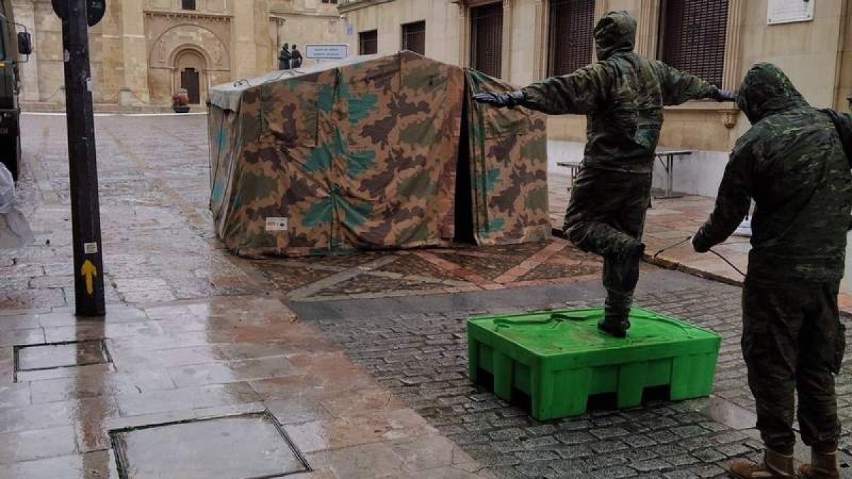 El Ejército de Tierra, en las tareas de desinfección junto a la Audiencia Provincial. DL