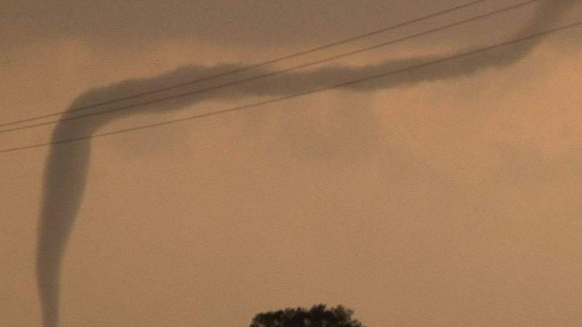 Un tornado de fuerza 2 en plena fase de desarrollo.