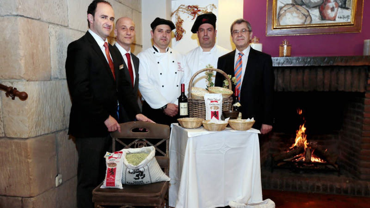 Los responsables del hotel y de la cocina, ayer.