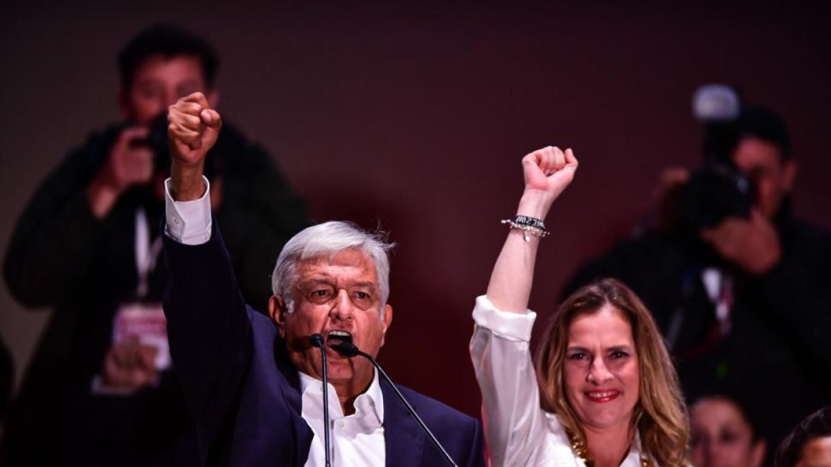 Andrés Manuel López Obrador y su esposa celebran la victoria en las presidenciales de México.
