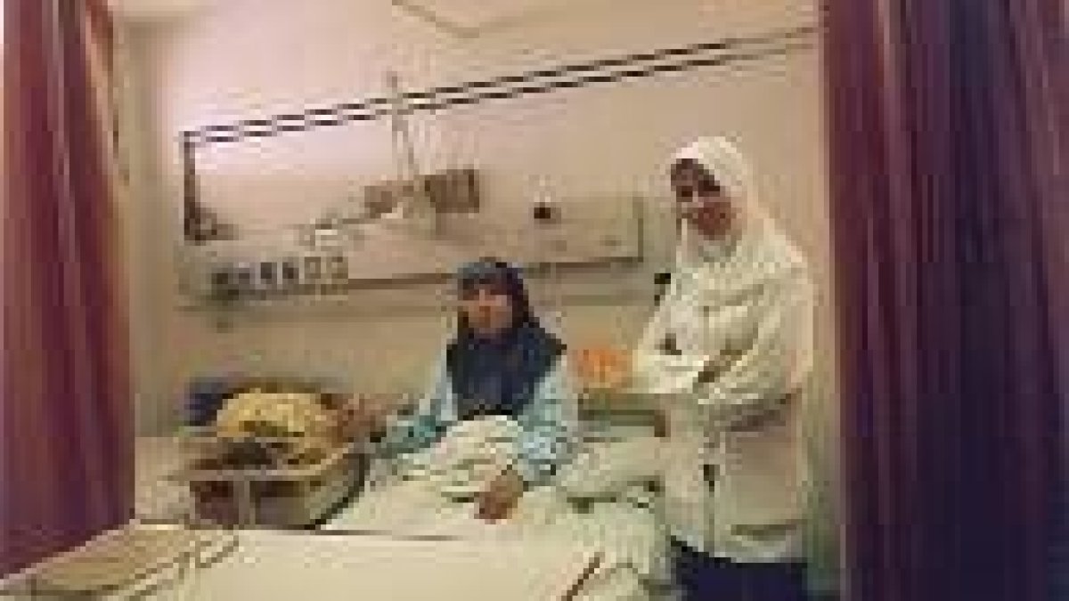 Fátima, con su hijo recién nacido en la unidad neonatal del hospital de Kalkilia