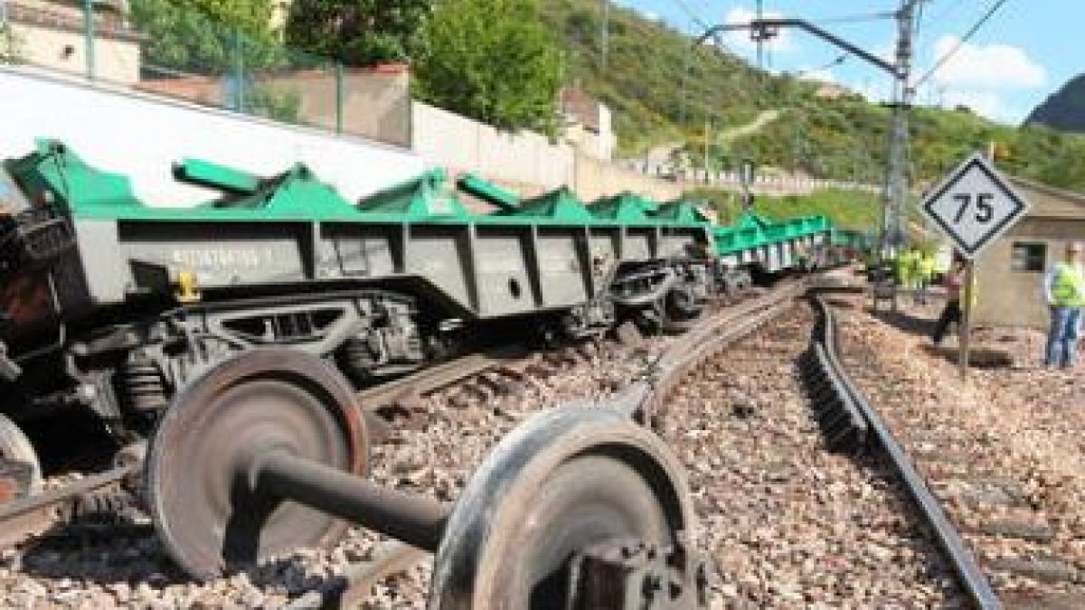 Otra imagen del tren accidentado ayer en la Tercia.