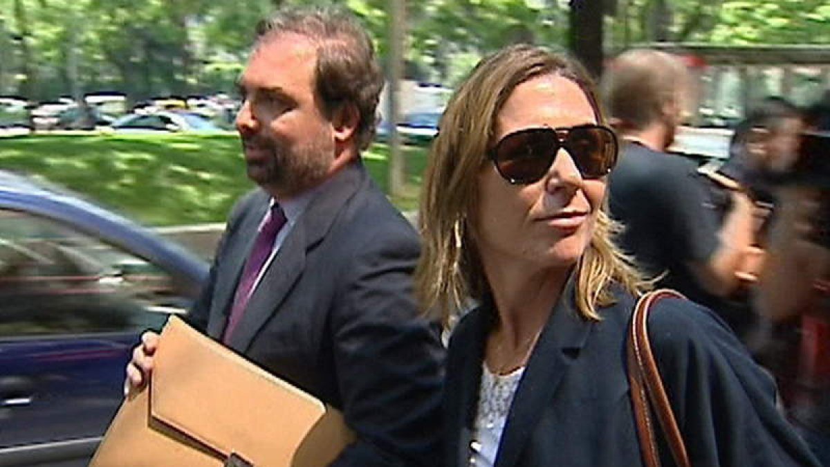 María Ilia García de Sáez Borbón Dos Sicilias, junto a su abogado.
