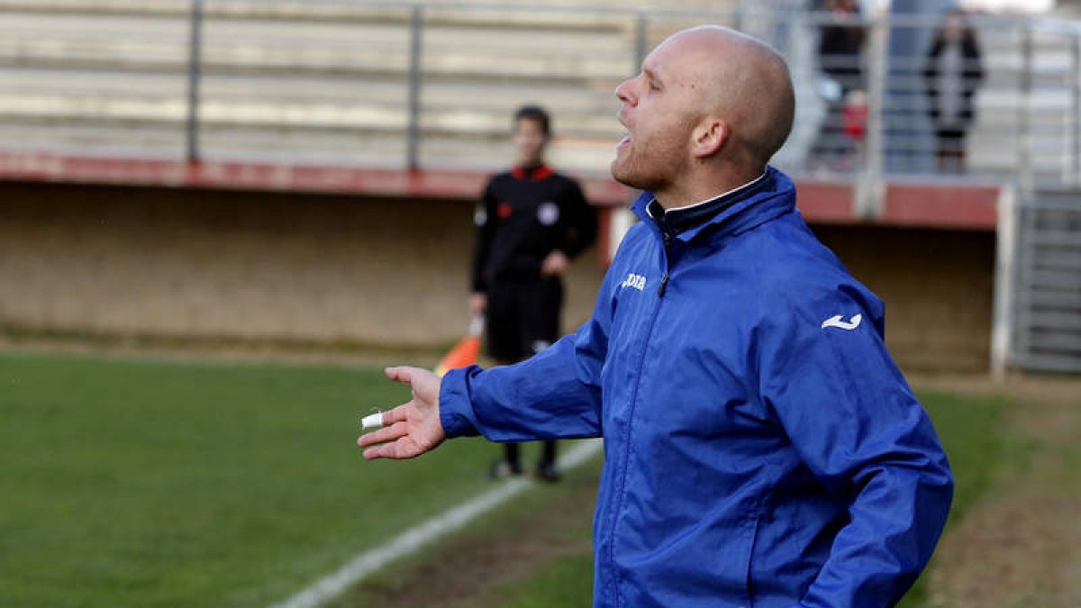 El entrenador de la Peña, Adrián Benavides, da instrucciones a sus jugadores durante un partido del campenato de Liga.