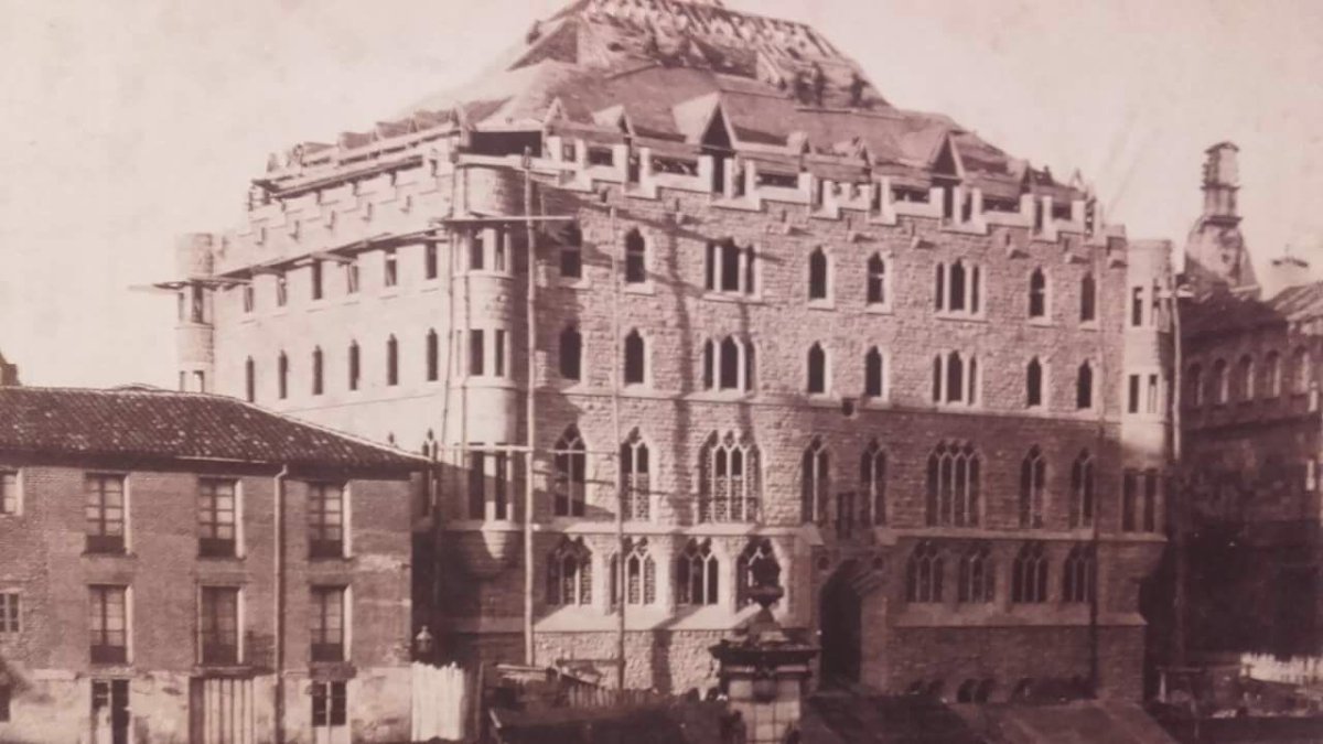 Casa Botines en construcción